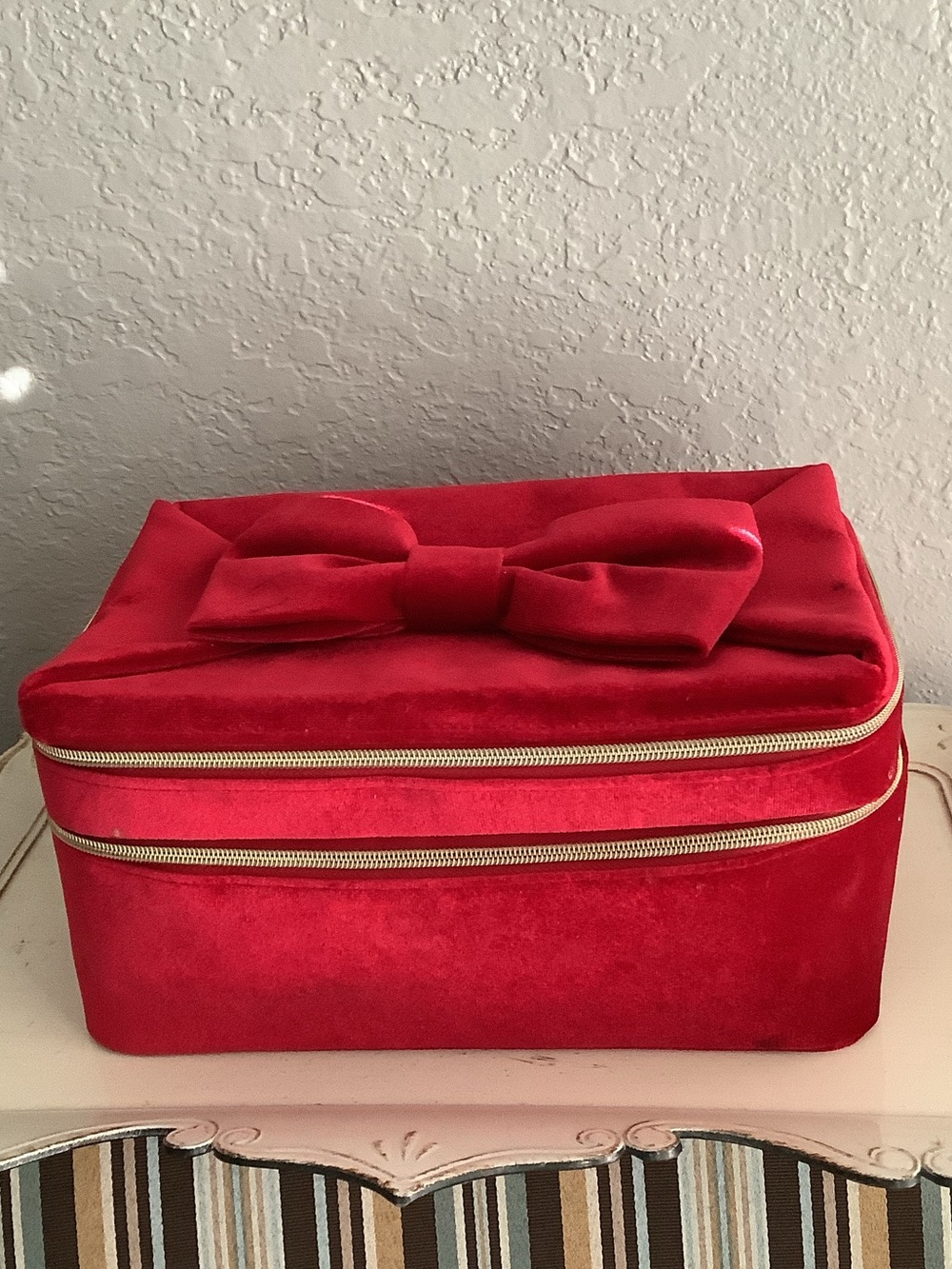 Estee Lauder Red Velvet Bow Travel Cosmetic Case